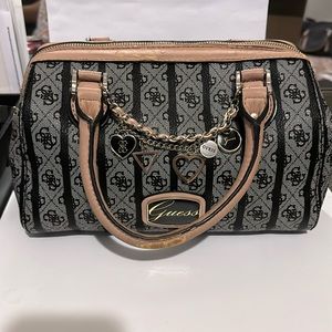 GUESS SMALL TOTEBAG BOXSTYLE HANDBAG  SHOULDER BAG CROSS BODY CHARM CHAIN DETAIL